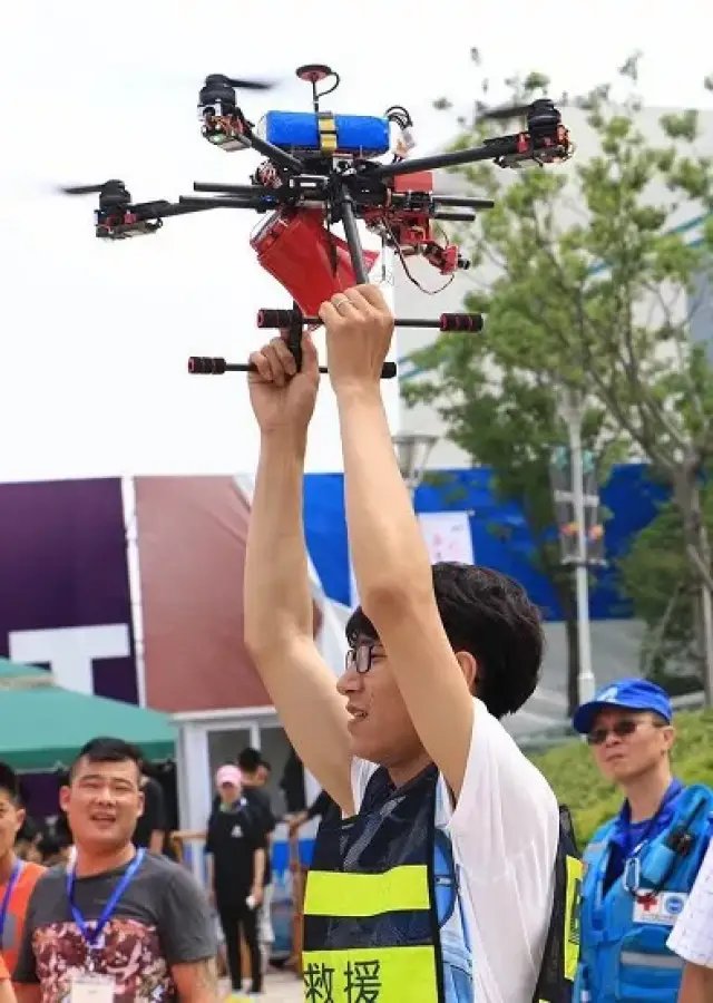 100米高楼灭火利器来了 全球首款高空系留灭火无人机系统亮相