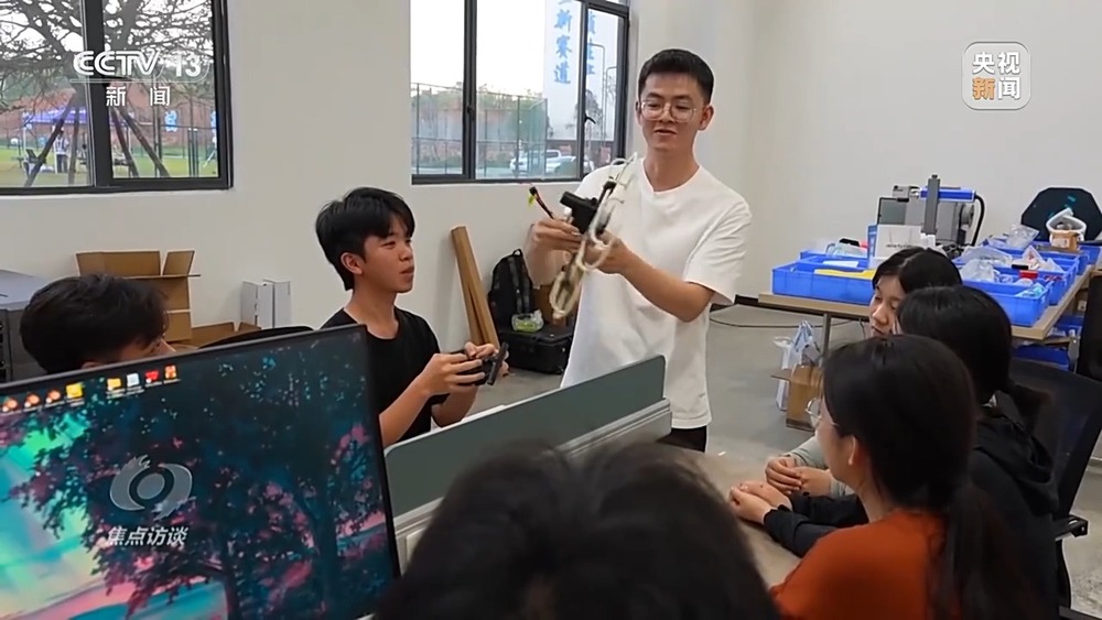 焦点访谈丨职业“上新”！生成式AI动画制作员、无人机群规划员都在做什么？(图7)
