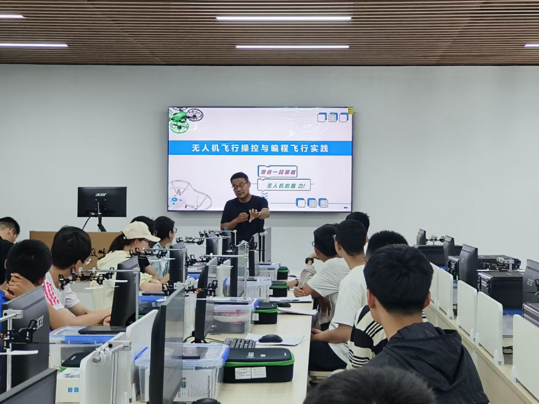 科技筑梦未来：安徽师范大学学子以无人机与激光雷达技术架起创新教育桥梁(图4)
