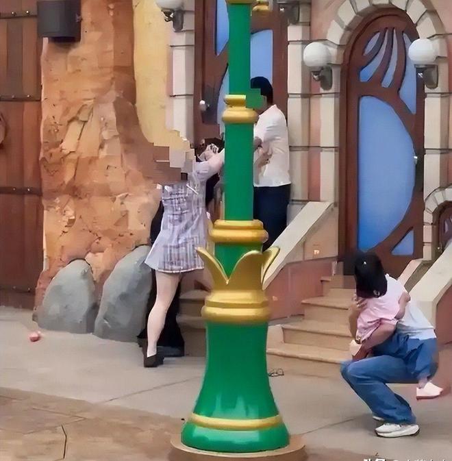 迪士尼互殴后续！衣服被撕开目击者发声警方通报果然不简单(图5)