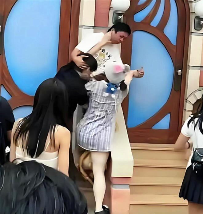 迪士尼互殴后续！衣服被撕开目击者发声警方通报果然不简单(图4)