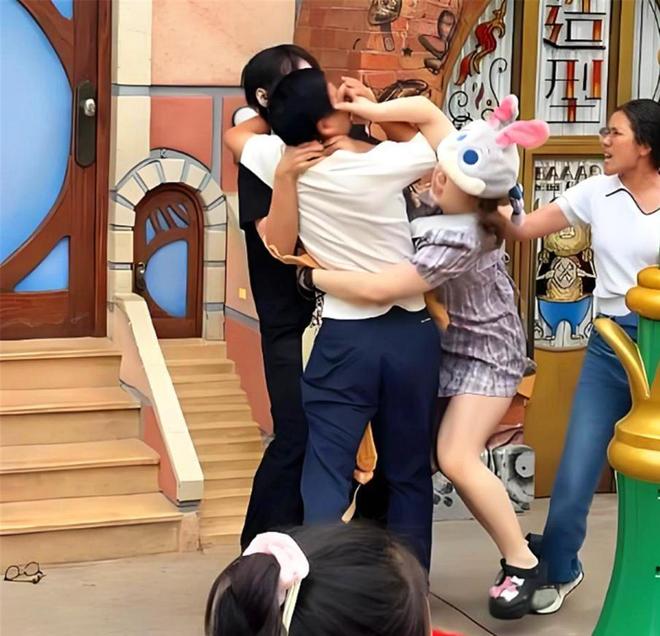 迪士尼互殴后续！衣服被撕开目击者发声警方通报果然不简单