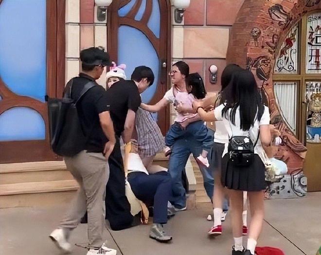 迪士尼互殴后续！衣服被撕开目击者发声警方通报果然不简单(图6)