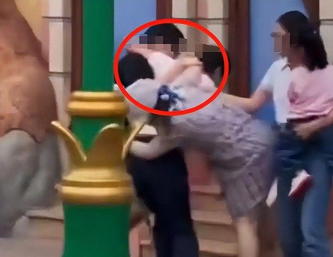 迪士尼互殴后续！衣服被撕开目击者发声警方通报果然不简单(图11)