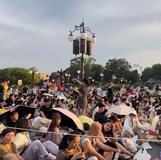 迪士尼互殴后续！衣服被撕开目击者发声警方通报果然不简单(图21)