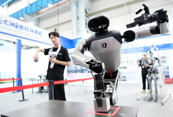 数智引擎驱动产业跃迁新程——2025全球工业互联网大会观察