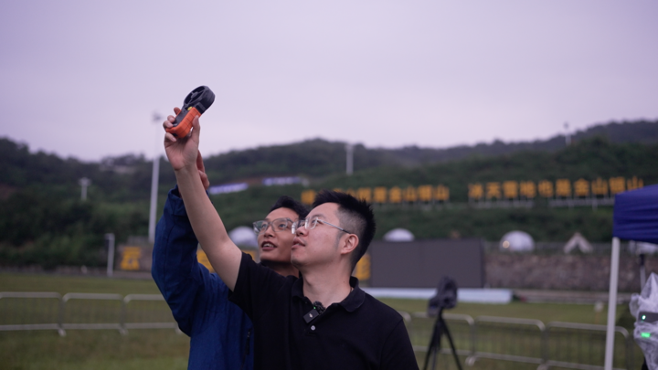 Z世代·新职潮丨无人机群飞行规划员：在技术与人文的交界中翱翔(图3)