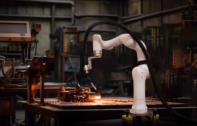 国产首个！珞石机器人进驻小米YU7汽车焊装车间(图2)