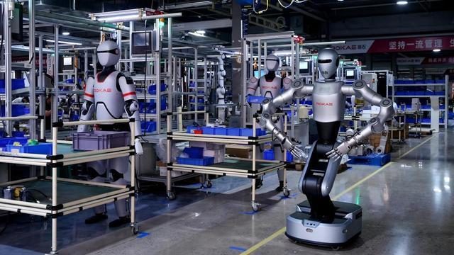 国产首个！珞石机器人进驻小米YU7汽车焊装车间(图1)