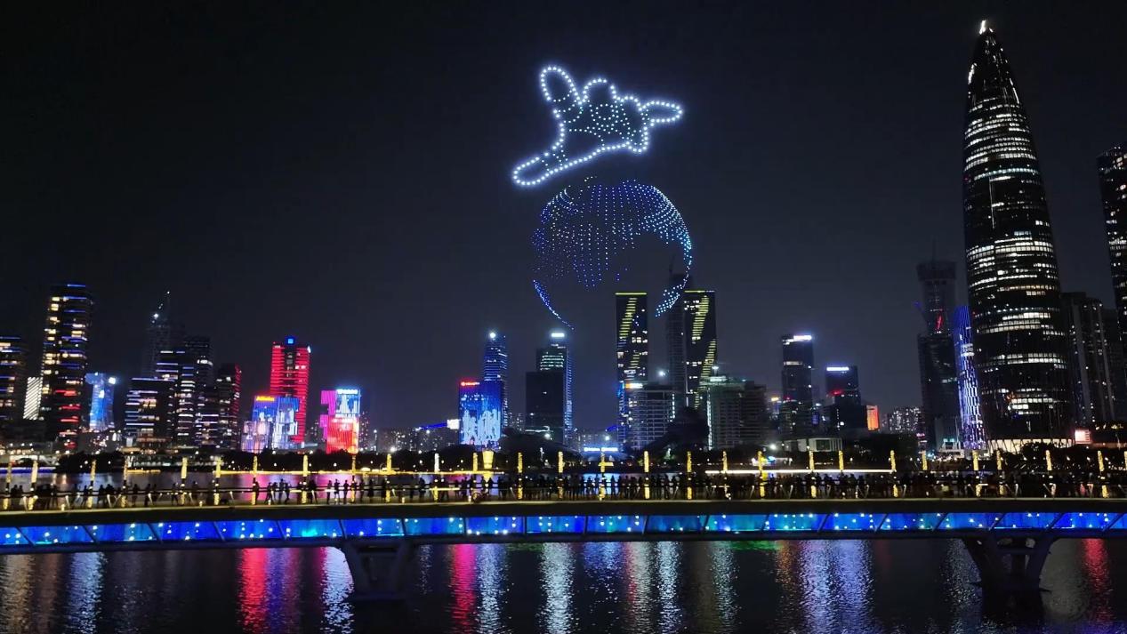 无人机编队表演技术演进：从单一灯光到多元挂载的全场景时代(图2)