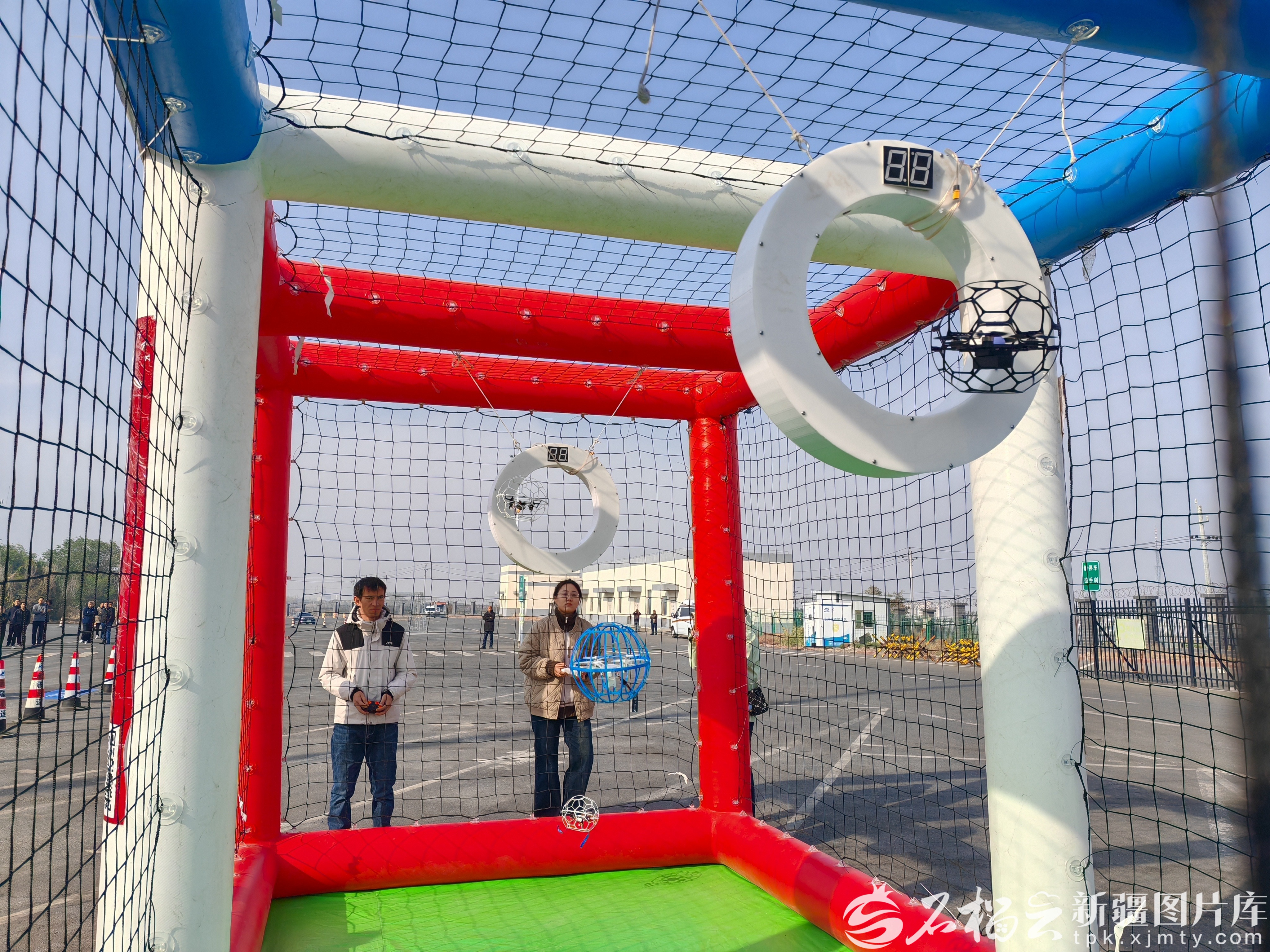 踢足球、隔空送物……新疆这场技能大赛上无人机“空中炫技”