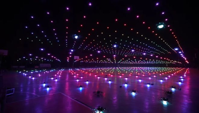 ‌天空魔术师空中作画乌鲁木齐夜空 低空经济赋能文旅融合(图1)