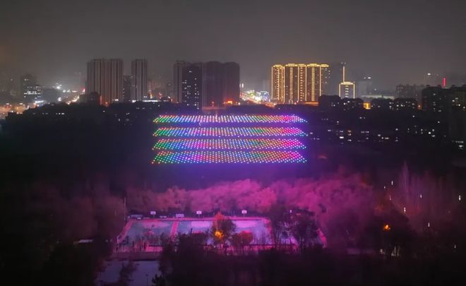 ‌天空魔术师空中作画乌鲁木齐夜空 低空经济赋能文旅融合(图2)