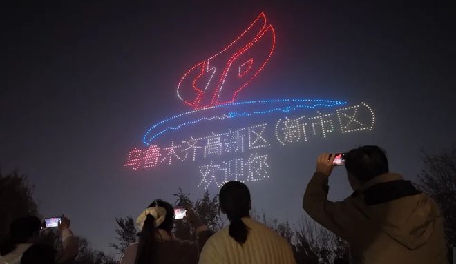 ‌天空魔术师空中作画乌鲁木齐夜空 低空经济赋能文旅融合(图5)