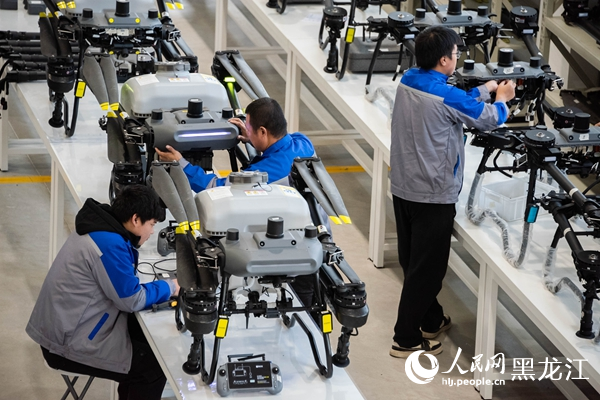 “空中重卡”T1400无人直升机成功首航(图1)