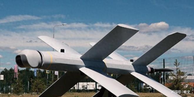 无人作战终极对决：中美俄三强出牌500架蜂群改写战争规则(图1)