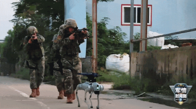 硬核场面！机器狗扛枪冲锋无人机蜂群突袭人机协同太燃了！(图4)