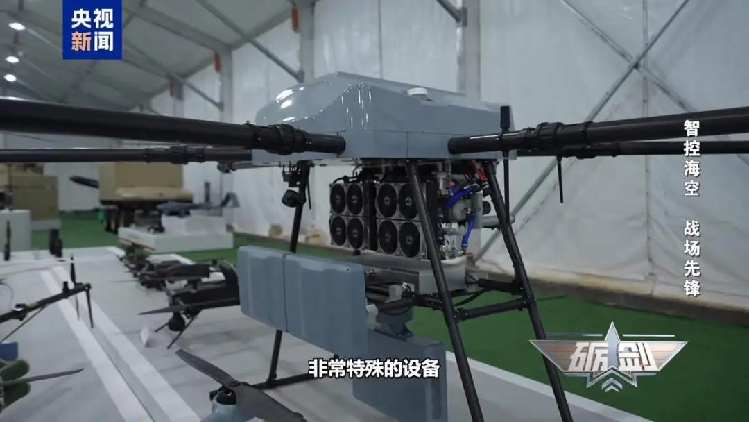 硬核场面！机器狗扛枪冲锋无人机蜂群突袭人机协同太燃了！(图11)