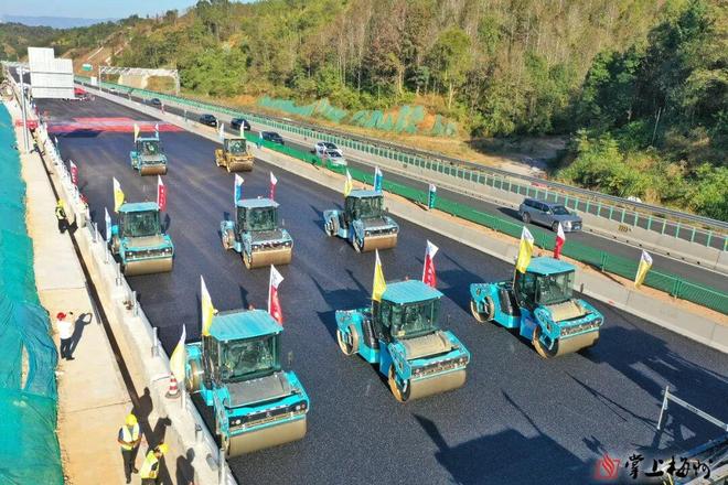 厉害了！汕梅高速首次应用无人机群“接管”路面摊铺(图2)