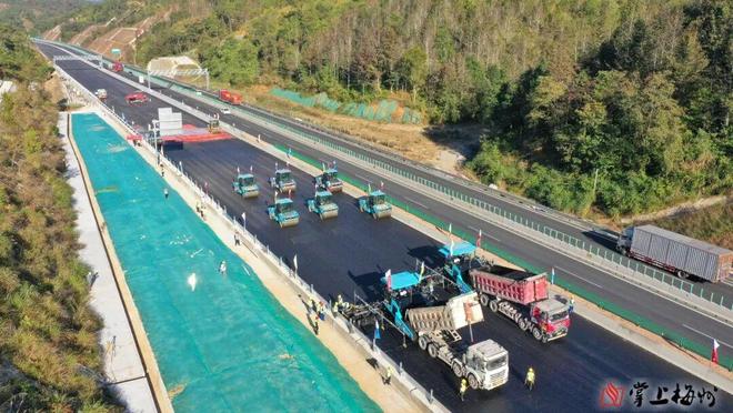 厉害了！汕梅高速首次应用无人机群“接管”路面摊铺(图1)