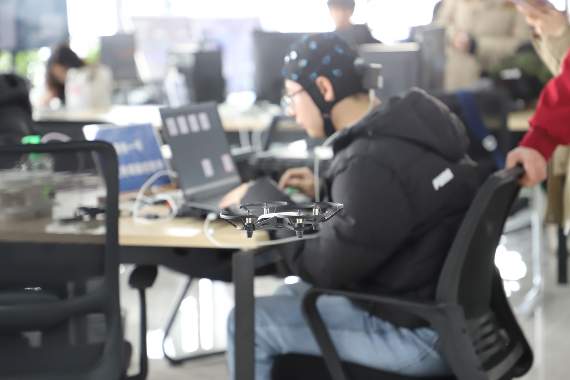 科创 π“脑控”无人机翻跟斗 这个校地融合发展成果有意思