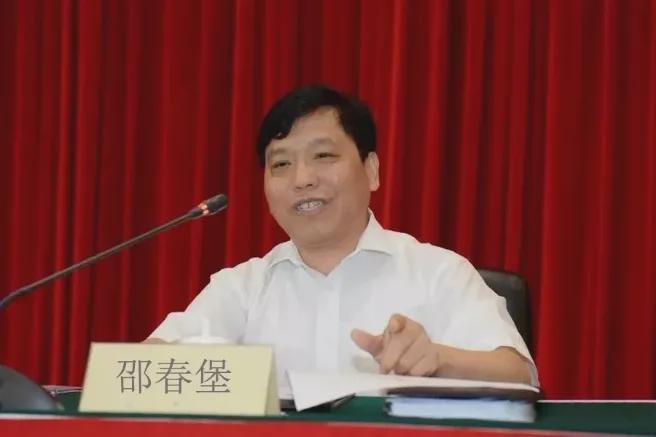 邵春堡：在防范AI失控中构建人类主导的未来