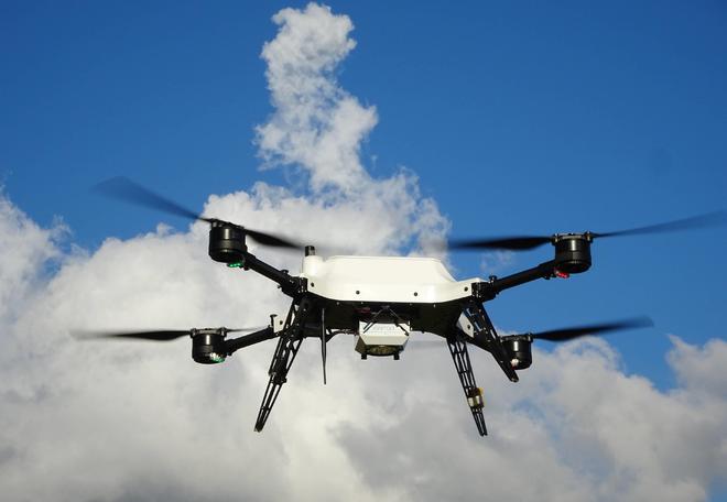 中国连亮两型无人机高空隐身“大蝙蝠”与蜂群母舰“九天”齐飞(图3)