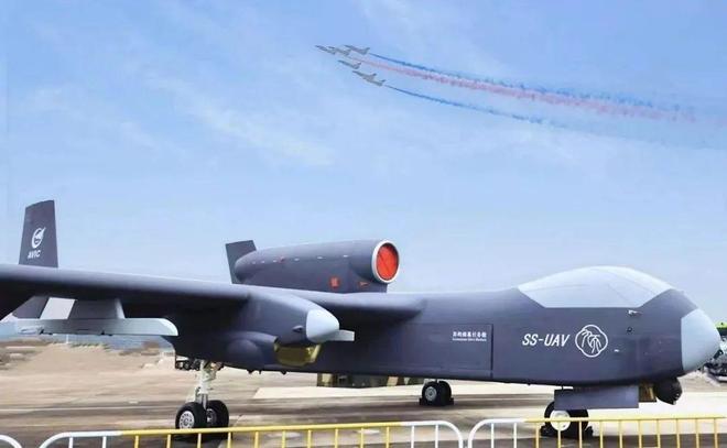 中国连亮两型无人机高空隐身“大蝙蝠”与蜂群母舰“九天”齐飞(图4)