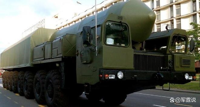 榛树弹道导弹大开杀戒 大型兵工厂瞬间被夷平：上千人一个没跑掉如果不是泽连斯基安排无人机炸普京馆邸俄罗斯也不会这样报复