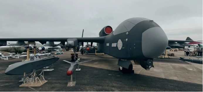 无人机不仅会飞居然还会开枪了？我国的无人机家族有多厉害？