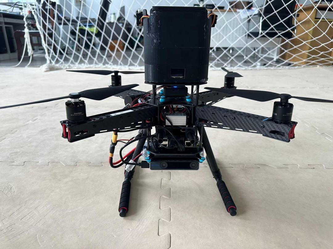 老师示范无人机操作机翼意外划伤学生脸部谁担责？