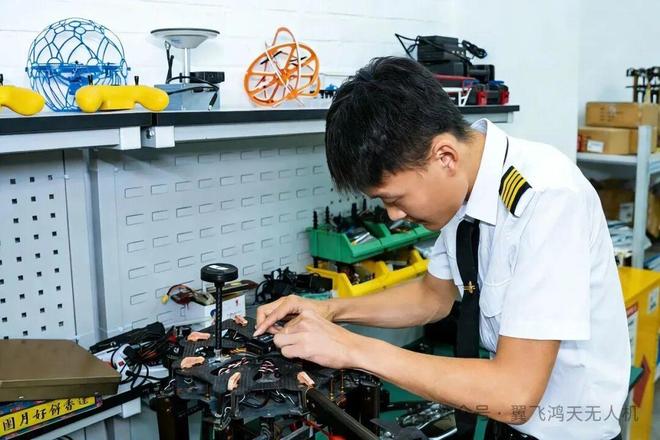 低空经济爆发！无人机应用技术就业指南：百万缺口+月薪上万赛道全解析(图2)