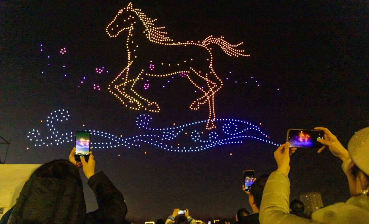 湖北仙桃：千架无人机照亮夜空小年夜演绎新春气息