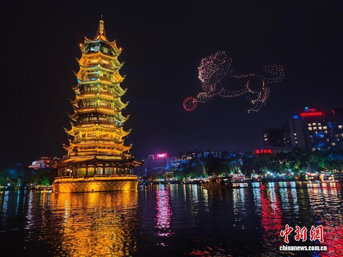 桂林大年初一夜飞天屏与无人机“空中共舞”(图2)