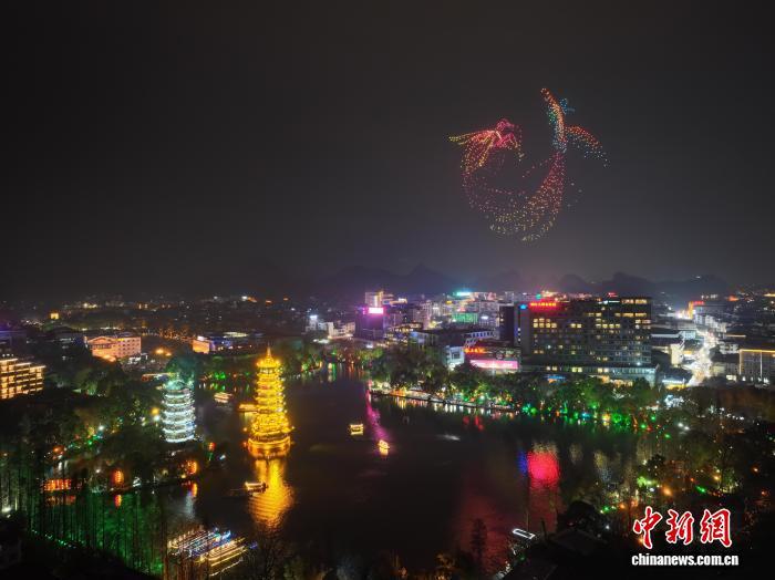 桂林大年初一夜飞天屏与无人机“空中共舞”(图1)