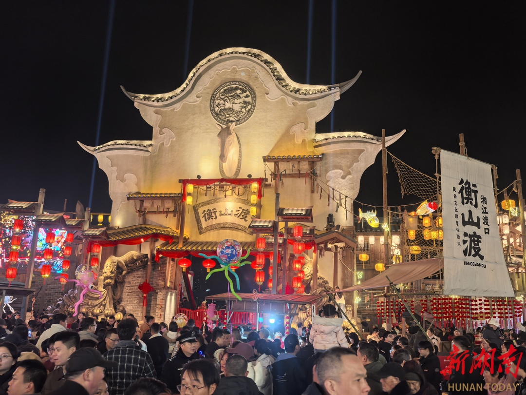 衡山渡景区：无人机光影秀点亮湘江夜空 单日游客超10万人次