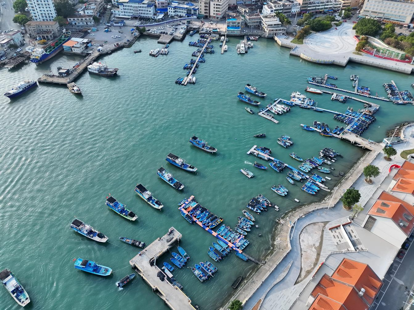 大亚湾：无人机空地联动织密海上安全网(图1)