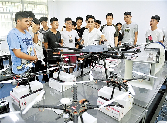 贵阳：3000架无人机闪耀夜空 低空文旅新业态加速落地(图1)