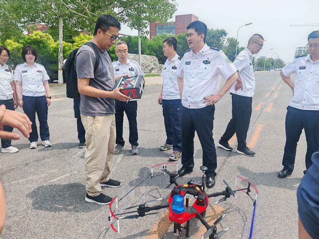 科技赋能体育・逐梦低空赛场——辽宁省交通高等专科学校成功主办东北超级无人机足球锦标赛暨无人机足球产教融合共同体启动仪式(图1)