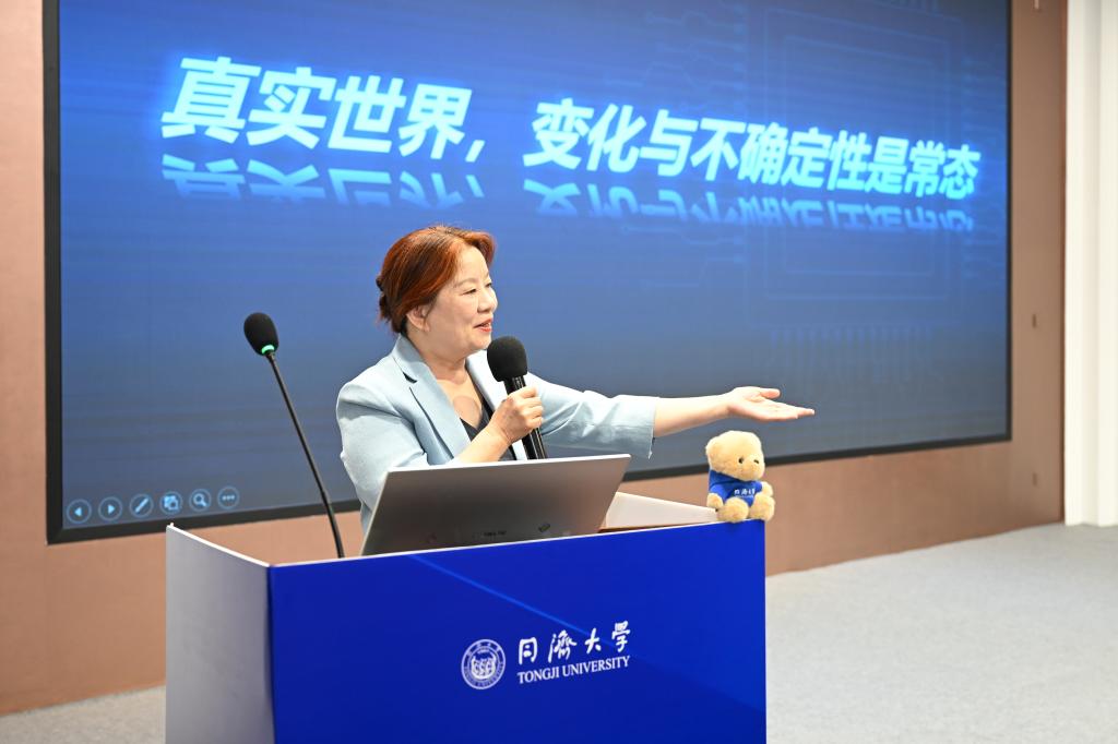 同济大学陈虹教授团队推出自主研发的第一代滚动优化专用计算芯片让智能装备“边走边调”(图5)