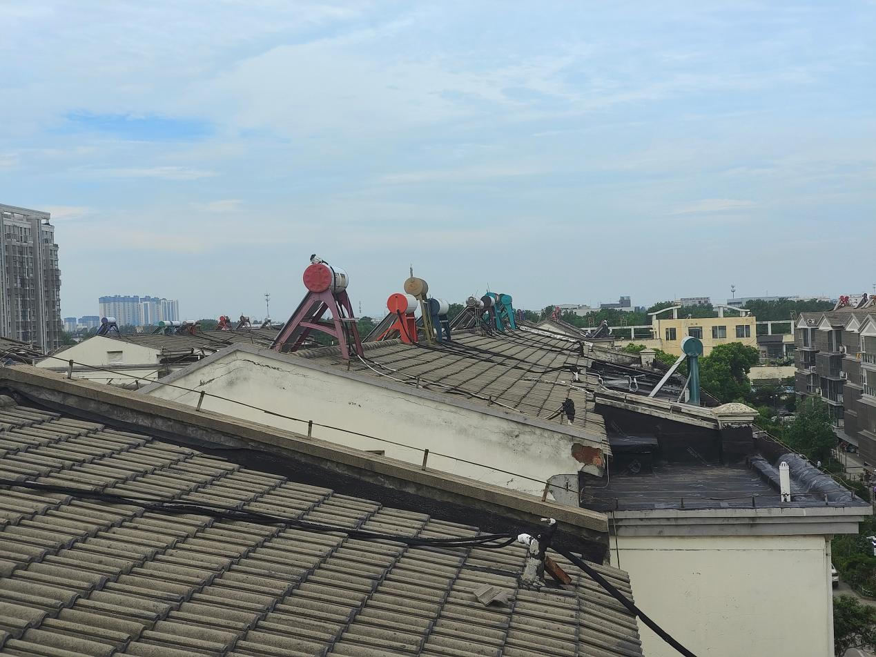 泰州市姜堰区三水街道启用大型无人机高效拆除老旧太阳能热水器(图1)