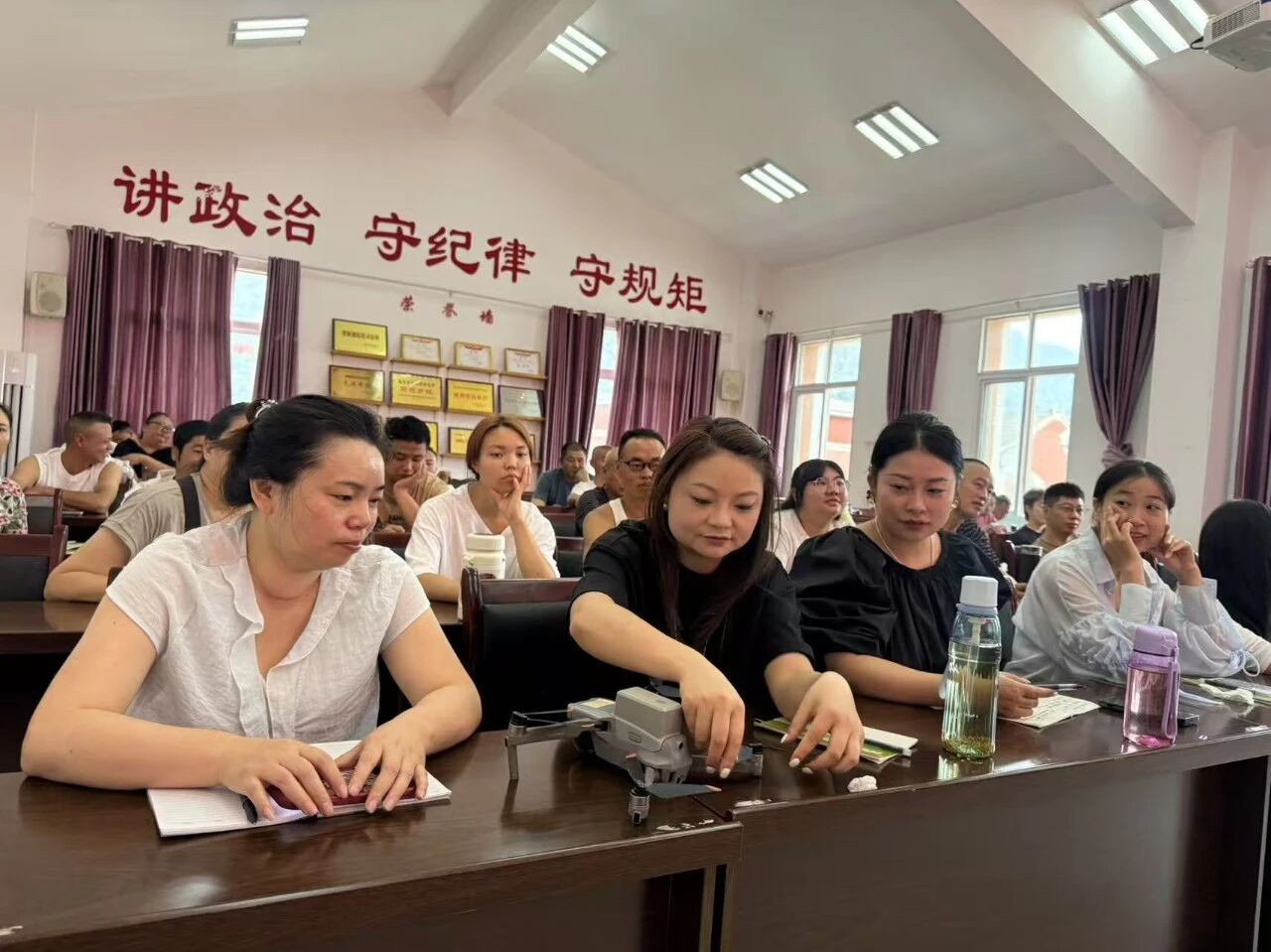 家门口免费学飞无人机！雨城区八步镇“八哥八嫂”劳务品牌培训托起致富新希望！(图2)