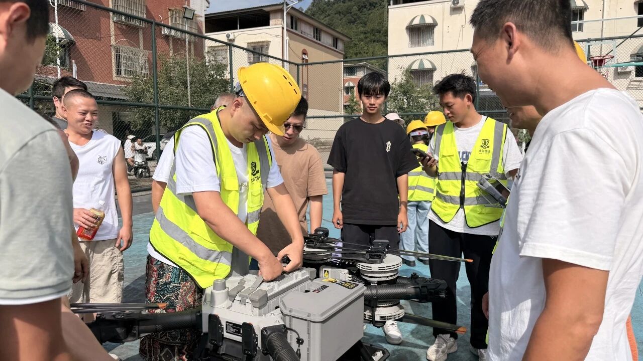 家门口免费学飞无人机！雨城区八步镇“八哥八嫂”劳务品牌培训托起致富新希望！(图3)