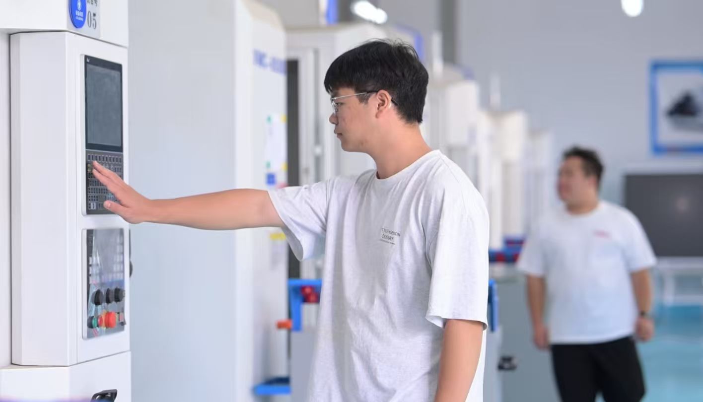 技能照亮青春匠心成就未来！云南技工院校迎来2026级新生_新华网(图3)