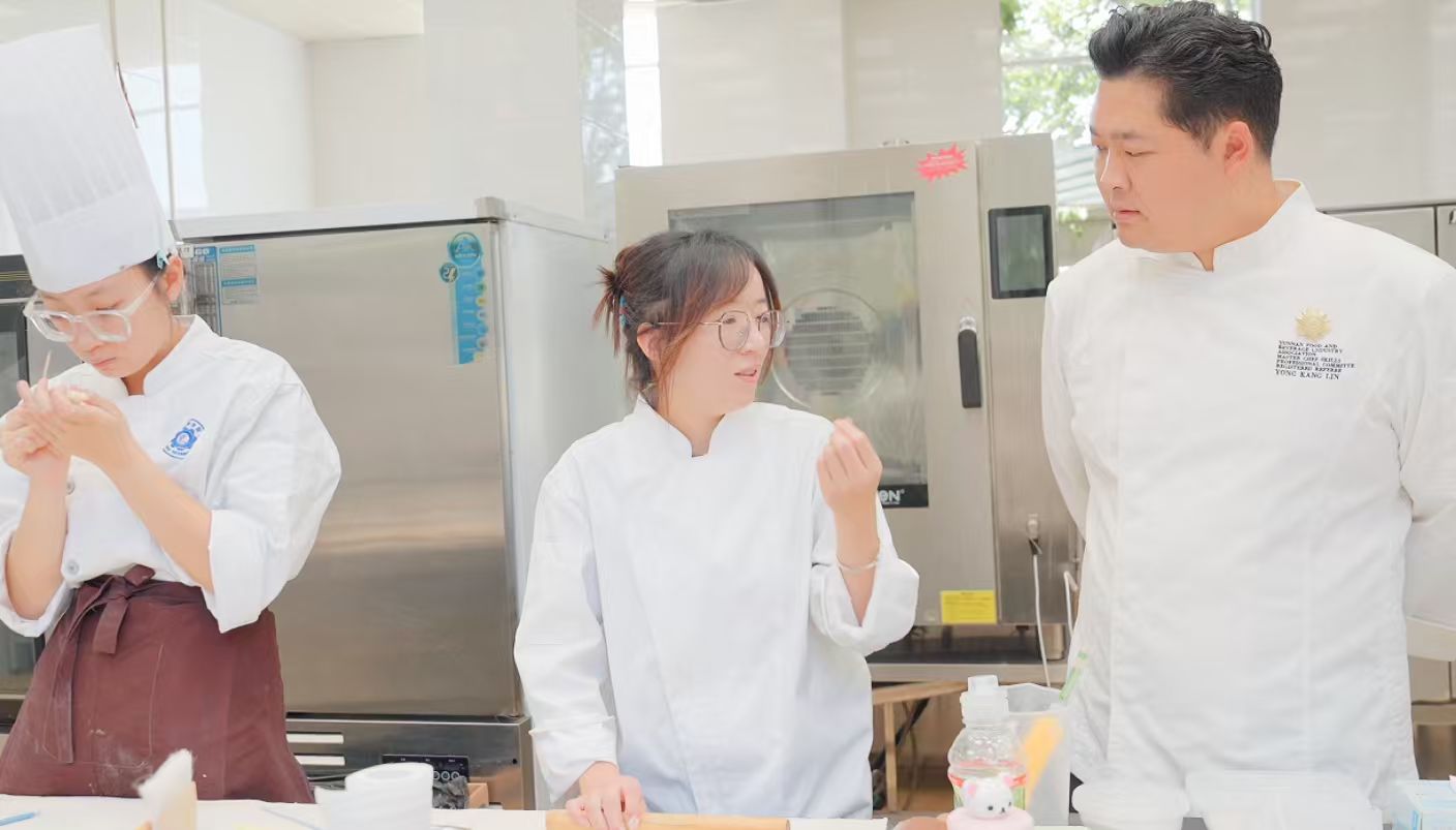 技能照亮青春匠心成就未来！云南技工院校迎来2026级新生_新华网(图7)