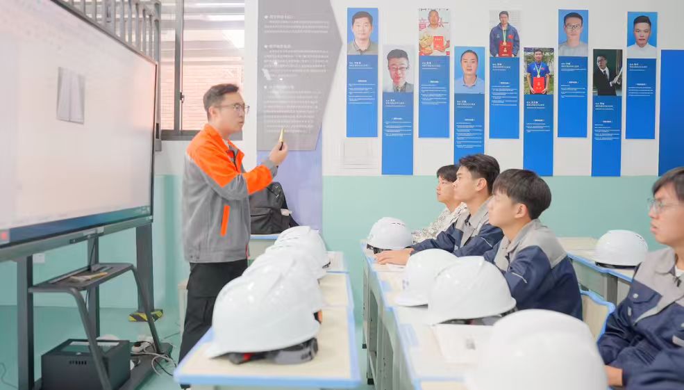 技能照亮青春匠心成就未来！云南技工院校迎来2026级新生_新华网(图11)