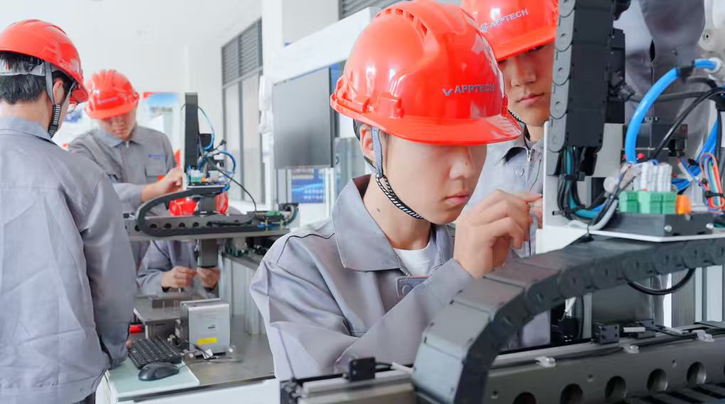 技能照亮青春匠心成就未来！云南技工院校迎来2026级新生_新华网(图12)